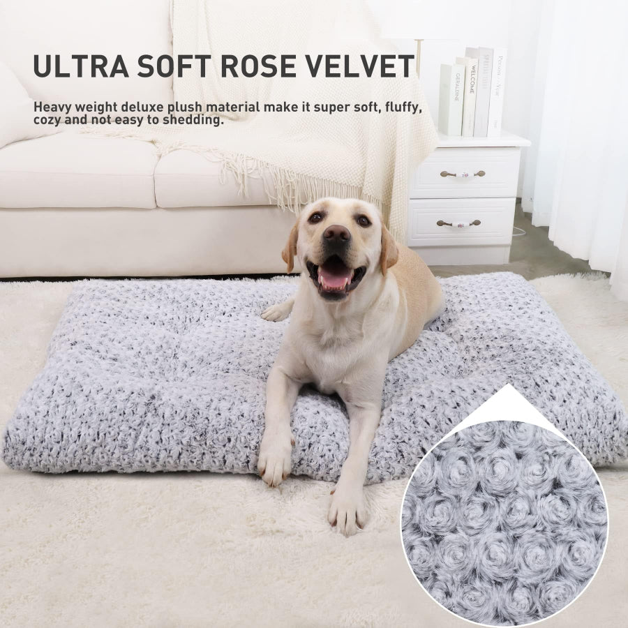 Ultra-soft rose velvet texture close-up of the grey Dogegis™ cave bed liner